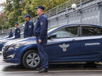 Спецсвязь снова возит оружие владельцам и заводам